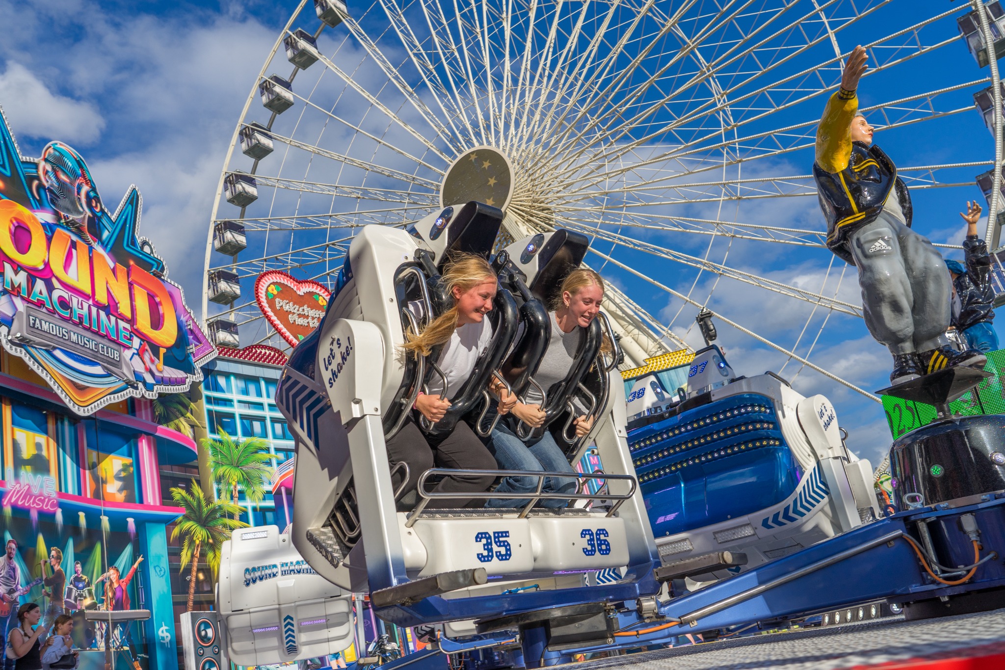 Sound Machine Fahrgäste in Aktion vor dem Riesenrad